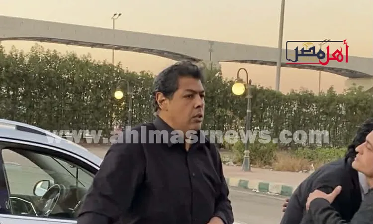 الفنان عمر مصطفى متولي يتلقى عزاء والدته بحضور نجوم الفن