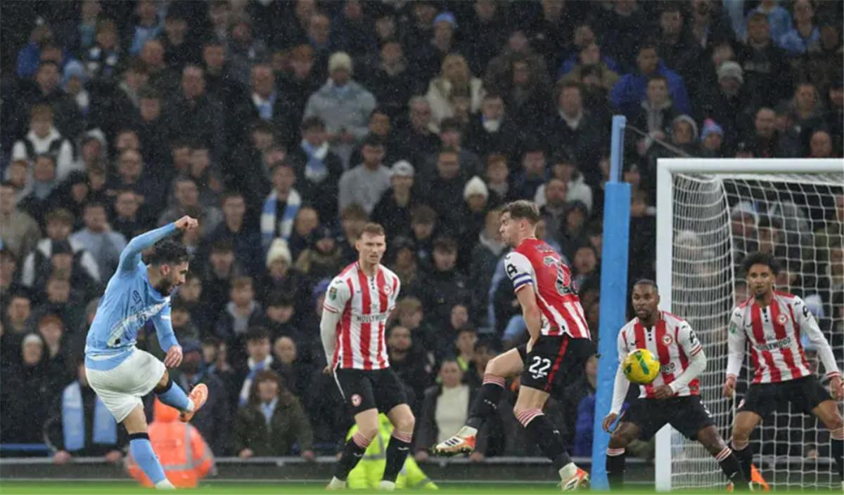 فيديو | تسديدة صاروخية.. ريان شرقي يسجل هدف مانشستر سيتي الأول أمام برينتفورد