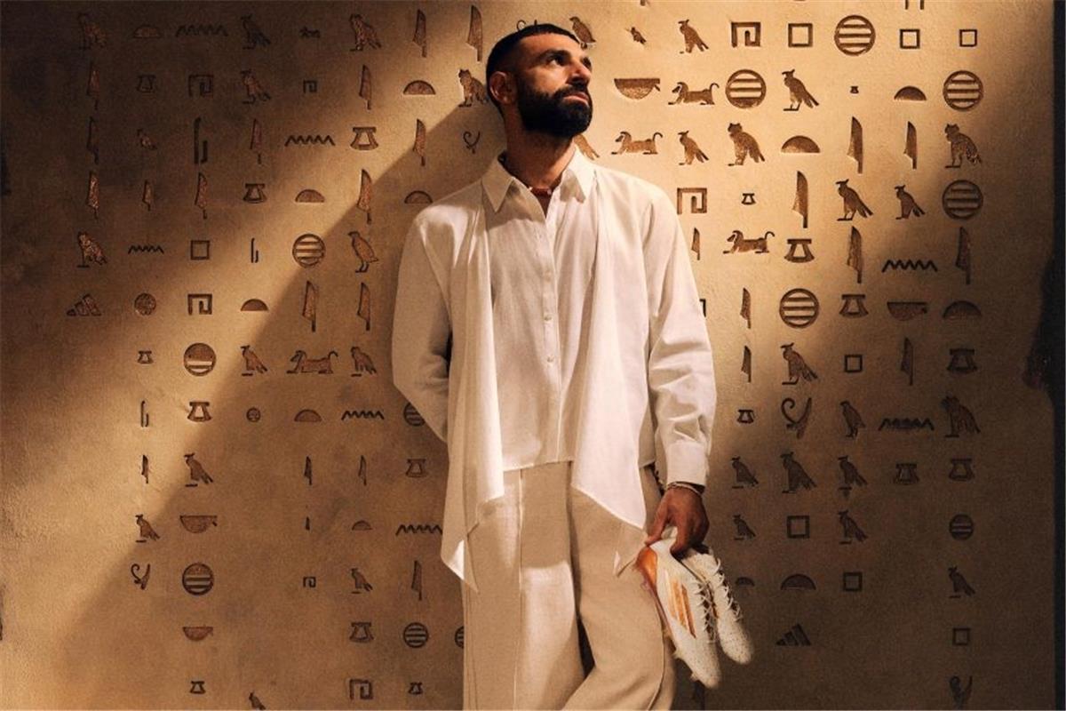 صور | “منقوش بالحضارة الفرعونية”.. أديداس تعلن عن حذاء جديد لـ محمد صلاح في أمم إفريقيا