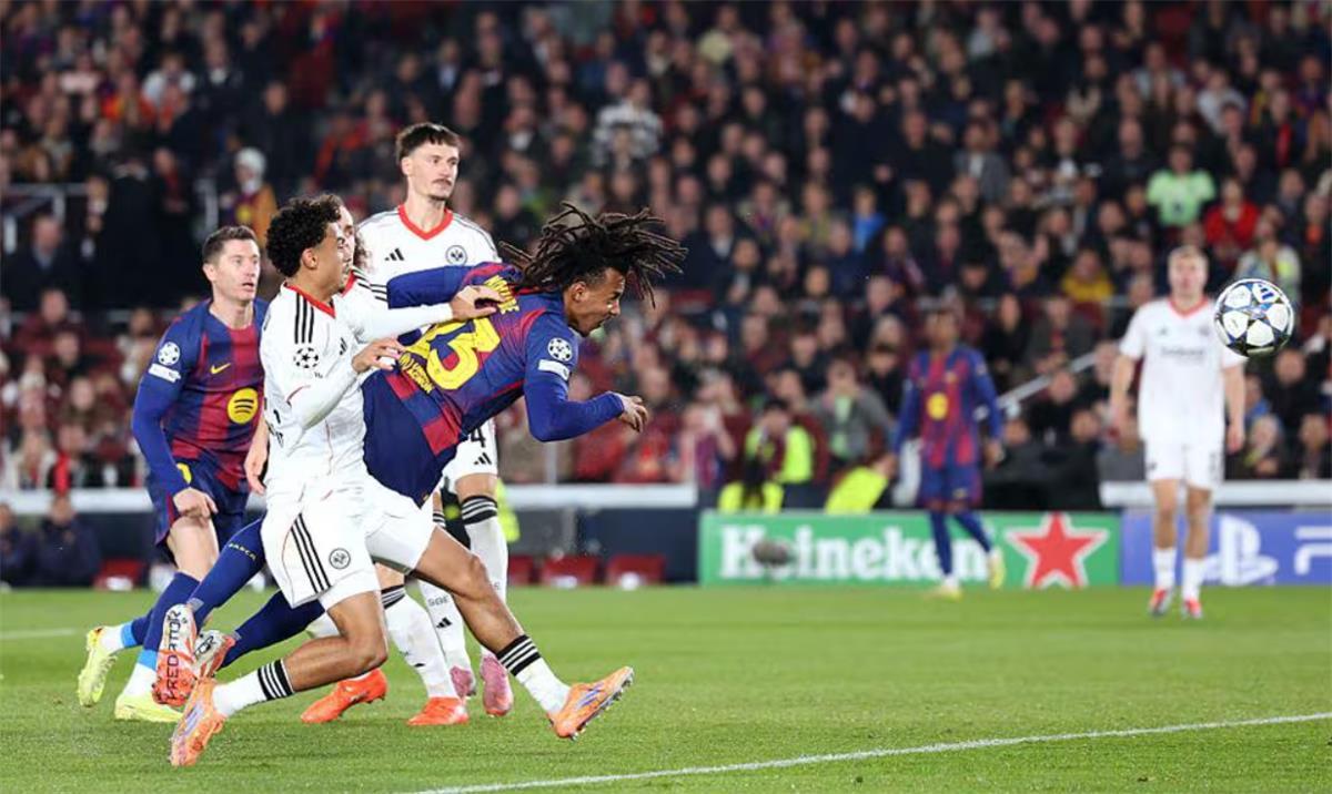 “يويفا” يغرم فرانكفورت بسبب أحداث مباراة برشلونة في دوري أبطال أوروبا