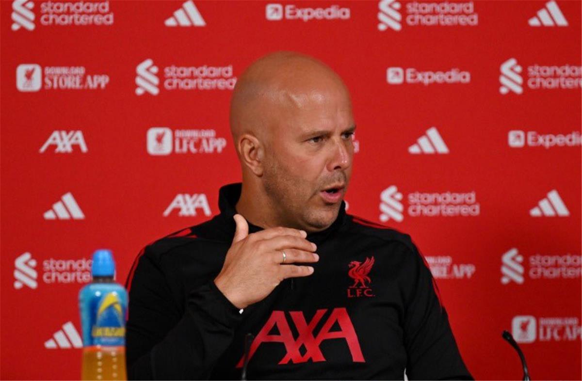 سلوت يثير حماس جمهور ليفربول قبل مباراة توتنهام.. ويصرّح: لاعب ليفربول لم يفاجئني