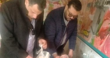 حملات رقابية تضبط كميات دواجن مجهولة المصدر بكفر صقر.. التفاصيل