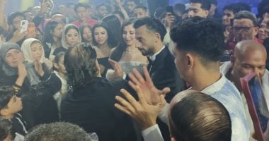 ليلة زفاف نجم الأهلى.. أحمد عبد القادر يحتفل وسط أسرته وأصدقائه فى الدقهلية.. عمر كمال وأحمد رمضان بيكهام أبرز الحضور.. وعصام صاصا وأورتيجا يشعلان الأجواء بالأغانى.. فيديو وصور