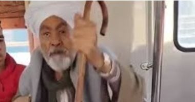 عالم أزهرى: وضع الرجل على الرجل جائز ولم يرد نص يحرمه