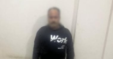 وزارة الداخلية تضبط شخص يوزع أموالا بمحيط لجان القصاصين