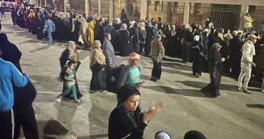 طابور يمتد مئات الأمتار من سيدات الأسمرات للمشاركة فى انتخابات النواب