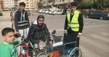 شرطى بالمنوفية يساعد ناخب من ذوى الاحتياجات الخاصة للإدلاء بصوته