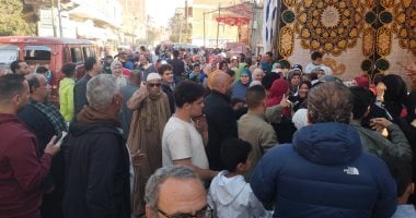 طوابير الناخبين تصطف بطول الشوارع أمام لجان انتخابات النواب فى طوخ.. فيديو