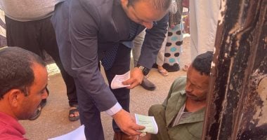 رئيس لجنة يخرج لذوي الهمم وكبار السن لمساعدتهم في الإدلاء بأصواتهم بكفر الشيخ