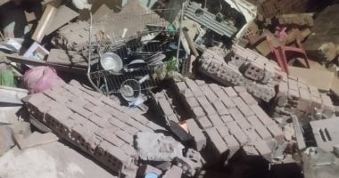 حاول تحذير الأهالى.. انتشال جثة شاب من أسفل أنقاض المنزل المنهار بالمنيا