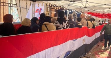 طابور من الشباب للتصويت فى جولة الإعادة بلجان الأسمرات.. صور