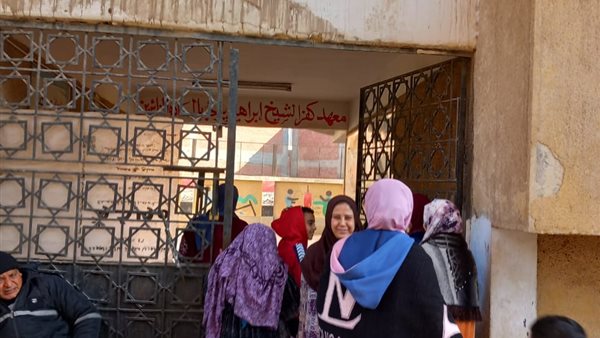 سيدات كفر الشيخ إبراهيم يتقدمن طوابير التصويت في جولة الإعادة لانتخابات النواب بالقليوبية