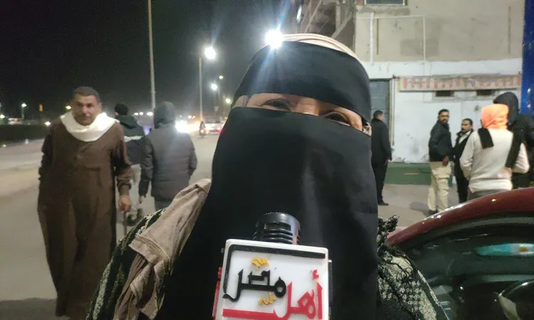 «الدور بعد أسبوعين».. صرخة سيدة أمام لجنة الانتخابات بالإسماعيلية تكشف أزمة التأمين الصحي (صور)