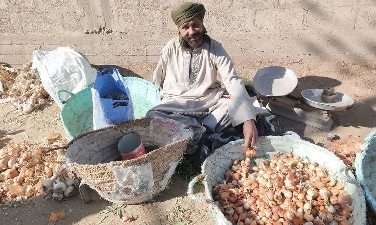 من حادث أليم إلى سوق قنا.. بائع خضروات يتحدى الحياة بذراع واحدة