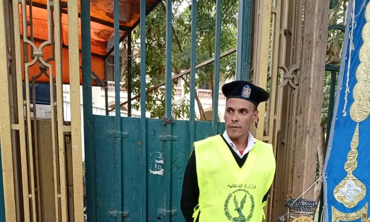 تأمين مكثف وكراسي متحركة لخدمة كبار السن بلجان الإعادة باليوم الثاني في المنوفية