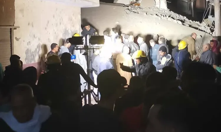 الصور الأولي من حادث انهيار عقار ماهول بالسكان في المنيا