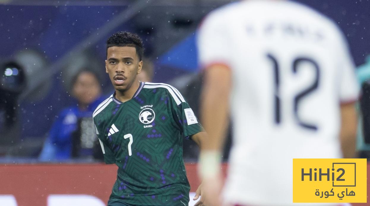 صورة : ردة فعل مراقب مباراة السعودية والإمارات بعد غزارة الأمطار !