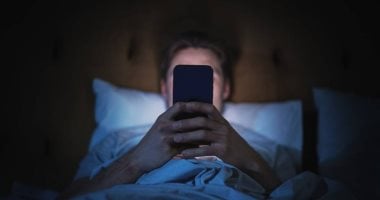 تصفح هاتفك قبل النوم و4 عادات يومية أخرى تدمر صحة قلبك