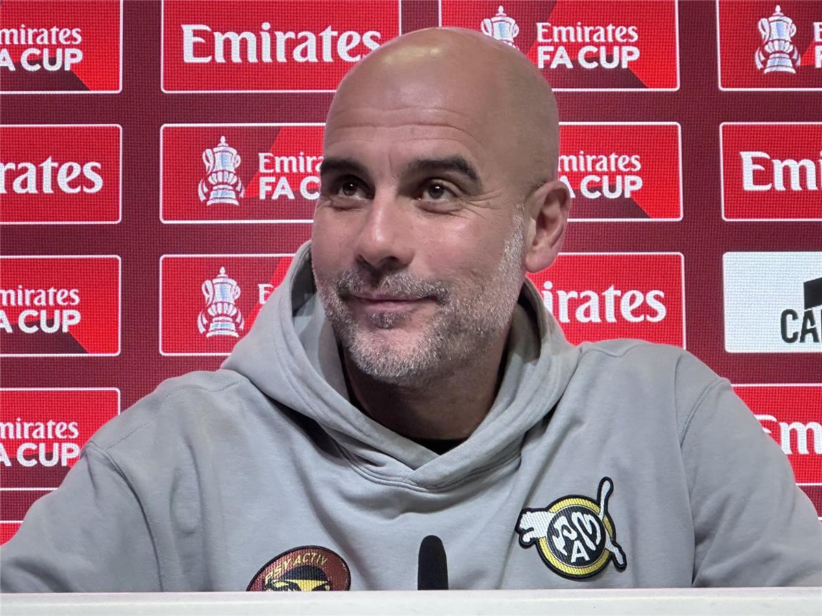 أونلي ليبانون : جوارديولا يحيي مسؤولي مانشستر سيتي وينصح فيفا قبل كأس العالم: كرة القدم للجماهير