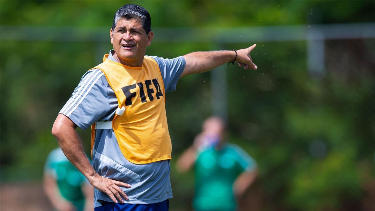 أونلي ليبانون : اتحاد الكرة يوجه الشكر لـ أوسكار رويز.. وخليفته مصري