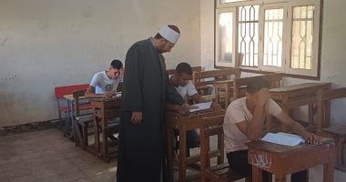 أونلي ليبانون : انطلاق قطار امتحانات نهاية العام للنقل الأزهرى غدا.. تعليمات بتحرير محضر غش للطالب المضبوط بجهاز موبايل مع تمكينه من استكمال امتحان المادة.. وتوجيه بالتحفظ على أى منتحل لشخصية طالب مقيد باللجنة وتسليمه للشرطة