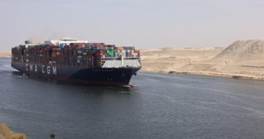 أونلي ليبانون : وحدات الإنقاذ البحرى بقناة السويس تنقذ طاقم صال خدمات بحرية بعد اندلاع حريق داخله