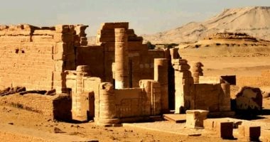 أونلي ليبانون : دير الحجر بالوادى الجديد عمره 2000 عام.. نموذج مصغر من معبد الكرنك.. بناه الإمبراطور الرومانى نيرون من الحجر الرملى لعبادة ثالوث طيبة المقدس.. ونقوش جدرانه تحكى تاريخ الحقبة الرومانية بالصحراء الغربية.. صور