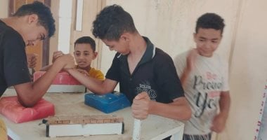 أونلي ليبانون : مصارعة الذراعين وشد الحبل ألعاب قديمة تجذب الأطفال ببنى سويف.. صور