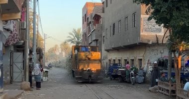 أونلي ليبانون : مشهد حقيقى فى ختام الموسم.. لحظة عبور قطار القصب بين المنازل بقنا (فيديو)