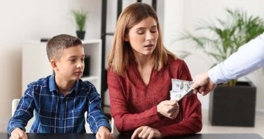 أونلي ليبانون : القانون يلتزم الأب بنفقة أولاده وتوفير مسكن بما يكفل العيش بمستوى لائق بأمثالهم