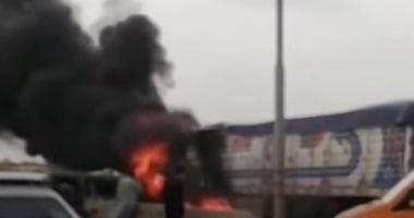 أونلي ليبانون : اشتعال النيران بسيارة نقل بالطريق الدولى الساحلى ومحاولات لإخماد الحريق