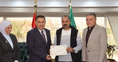 أونلي ليبانون : محافظ القليوبية يكرم سائقي اللوادر لدورهما فى إخماد حريق مصانع القناطر الخيرية