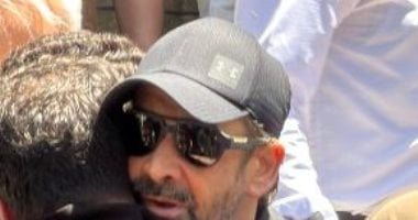 أونلي ليبانون : أشرف زكى وكريم عبد العزيز وأحمد رزق يساندون منة شلبى فى جنازة والدها