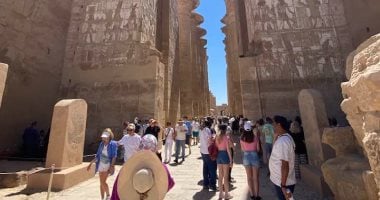 أونلي ليبانون : معالم الأقصر الأثرية تسجل إقبالا سياحيا من حول العالم للاستمتاع بالتاريخ والطقس الدافئ.. وعودة رحلات البالون للتحليق بسماء الأقصر بخروج 37 رحلة تقل 900 سائح.. الزيارات السياحية تنعش الأجواء في الكرنك