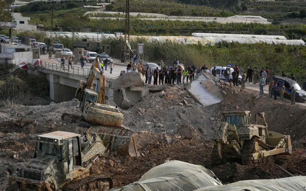 أونلي ليبانون : عودة النازحين إلى جنوب لبنان عبر جسر القاسمية المدمّر مع دخول الهدنة حيّز التنفيذ (فيديو)