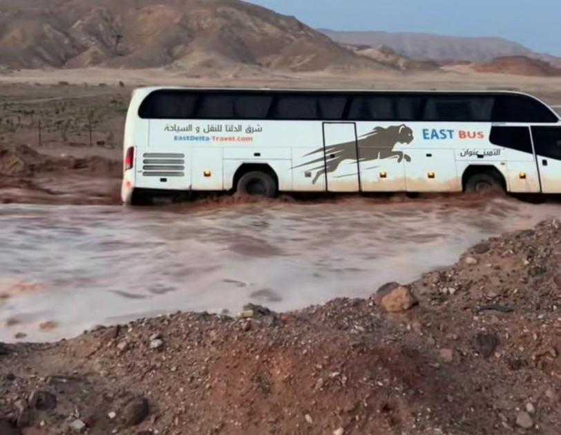 أونلي ليبانون : جنوح حافلة ركاب.. عاصفة ترابية وأمطار رعدية تضرب مصر وتحذير من طقس مضطرب