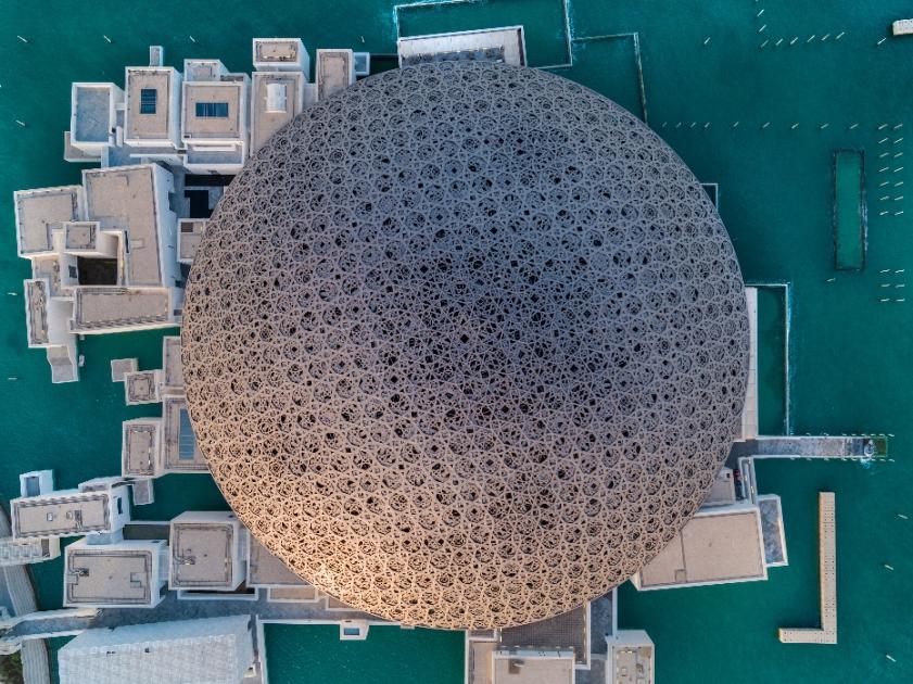 أونلي ليبانون : «اللوفر أبوظبي» يتيح للزوّار التفاعل مع الهندسة الأيقونية