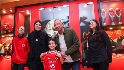 أونلي ليبانون : محمود الخطيب يكرم الطفل سليم أسامة بعد تألقه في تشجيع سيدات طائرة الأهلي ببطولة إفريقيا.. صور