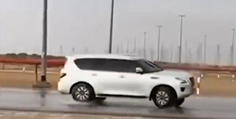 أونلي ليبانون : شرطة دبي تحجز مركبات استعرضت بطريقة خطِرة خلال الأمطار (فيديو)