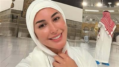 “الحمد لله”.. ياسمين صبري تشارك جمهورها صوراً من الحج أمام الكعبة