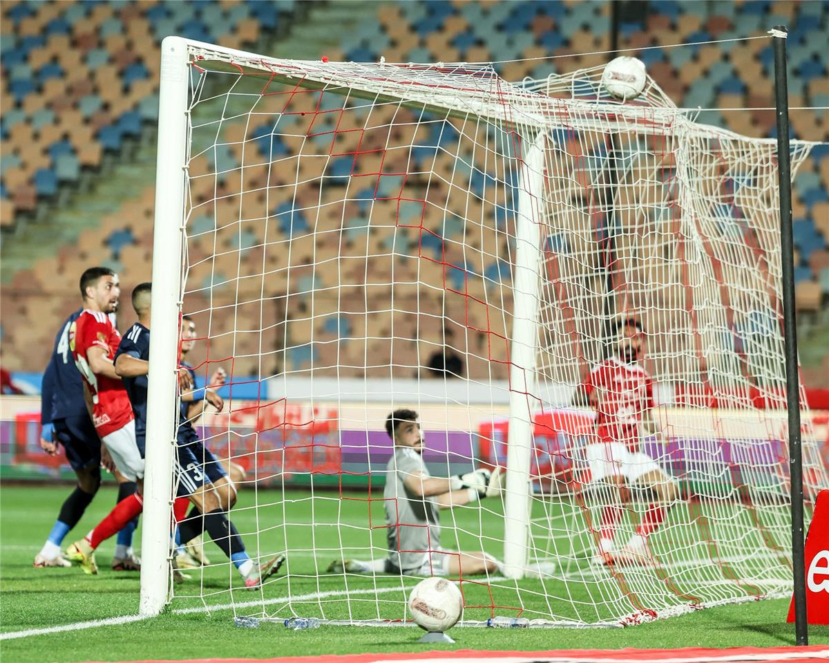 فيديو | الأهلي يفوز على إنبي بثلاثية ويحافظ على فرصه في التتويج بـ الدوري
