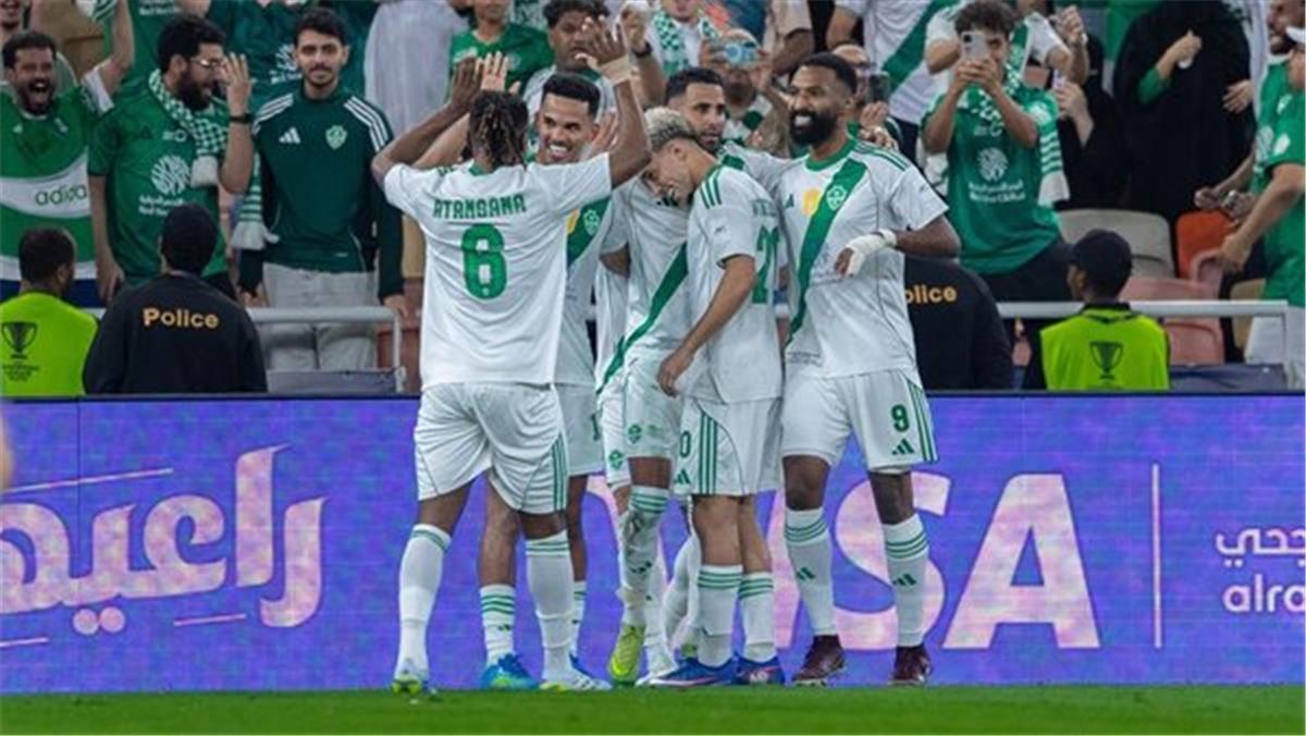 إيفان توني يسجل هاتريك ويقود الأهلي لتخطي الفتح في الدوري السعودي