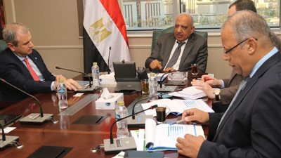 وزير الكهرباء يبحث مع الكازار الاماراتية مستجدات مشروعات طاقة الرياح قدرة 1500 ميجاوات