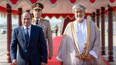 سلطان عمان يستقبل الرئيس السيسي فور وصوله إلى السلطنة في زيارة أخوية