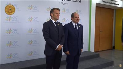 خلال افتتاح المقر الجديد لجامعة سنجور.. الرئيس السيسي والرئيس الفرنسي يلتقطان صورًا تذكارية