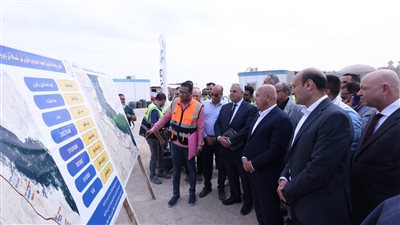 وزير النقل يتفقد مواقع العمل بمشروع تطوير طريق الصعيد الصحراوي الغربي بطول 1226 كم