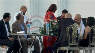 بيومي فواد وزوجته والفنان أيمن عزب أول الحضور في زفاف ابن محمد رضوان