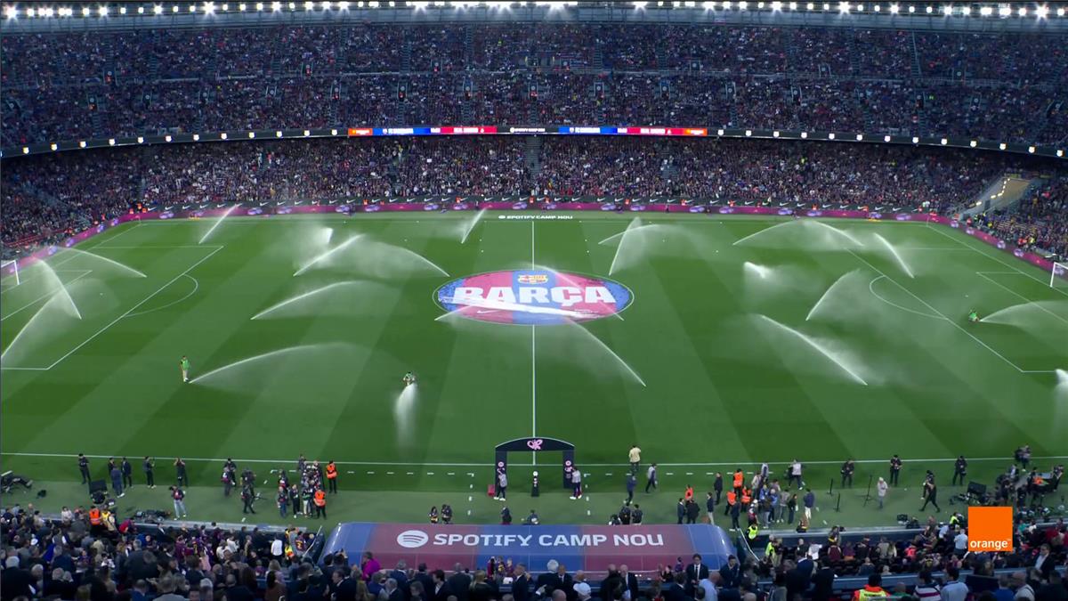فيديو | “كرات شاطئ وأقماع”.. جماهير برشلونة تسخر من أربيلوا ولاعب ريال مدريد قبل الكلاسيكو
