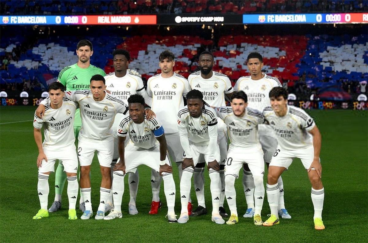 فيديو | لفتة رائعة من لاعبي ريال مدريد مع فليك بعد الهزيمة أمام برشلونة