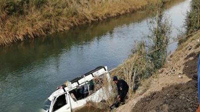 مصرع شخصين وإصابة 8 في سقوط ميكروباص بمصرف بأبو النمرس